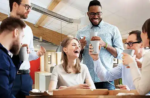 Kvinna som skrattar under coworking på Koja i Halmstad
