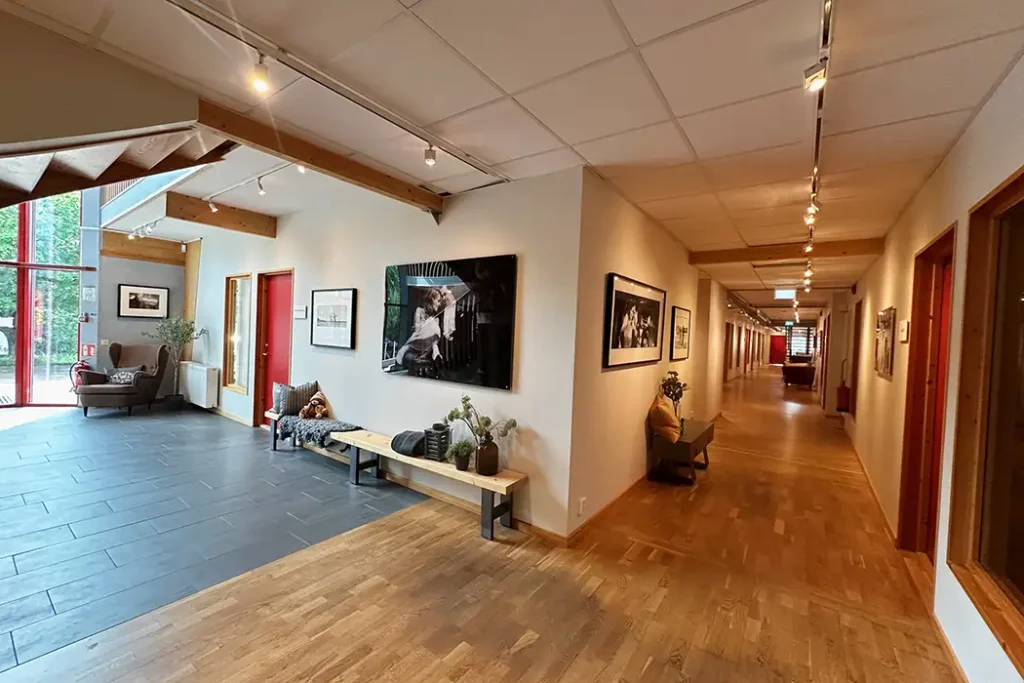 Interiör entre och korridor samt en del av kojas inredning.