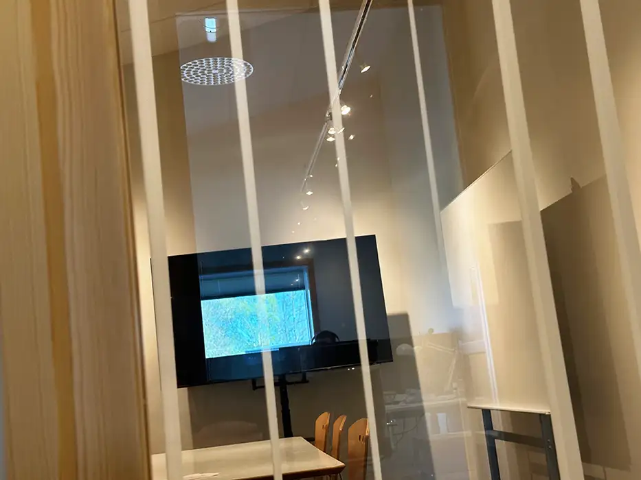 Konferensrum med skärm och whiteboard.