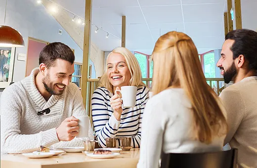 Så här kan det se ut när du hyr kontor i Halmstad hos Koja – gemenskap och fika i köket.