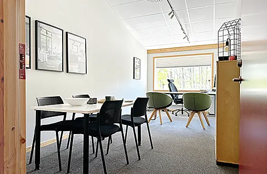 modernt-kontorsrum-koja-halmstad Modernt och möblerat kontorsrum för 1–2 personer hos Koja kontorshotell i Halmstad.