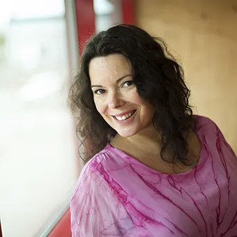 Katrin är Kojas värdinna och ser till att alla trivs och är med i gemenskapen.